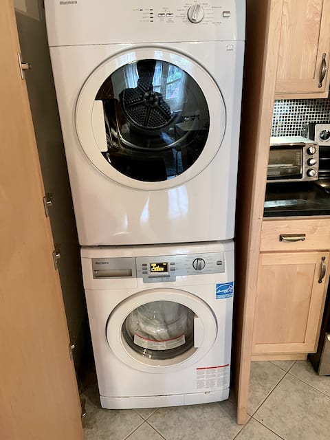Warren Avenue - 2 bedroom 1 bathroom w. private Yard and In-unit Laundry! 