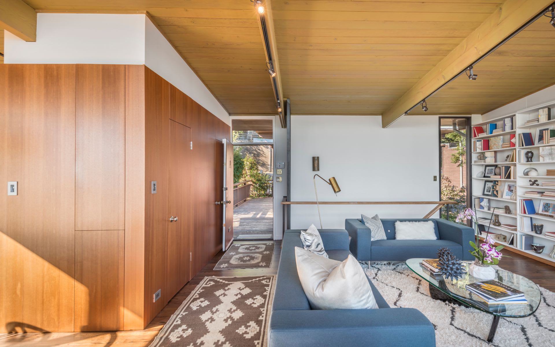 1 Miguel St