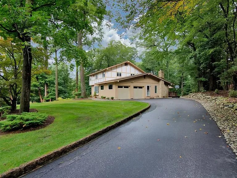 34 Dawn Ln