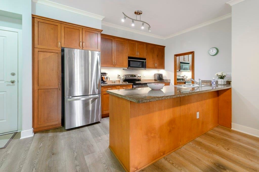 101-1375 View Cres