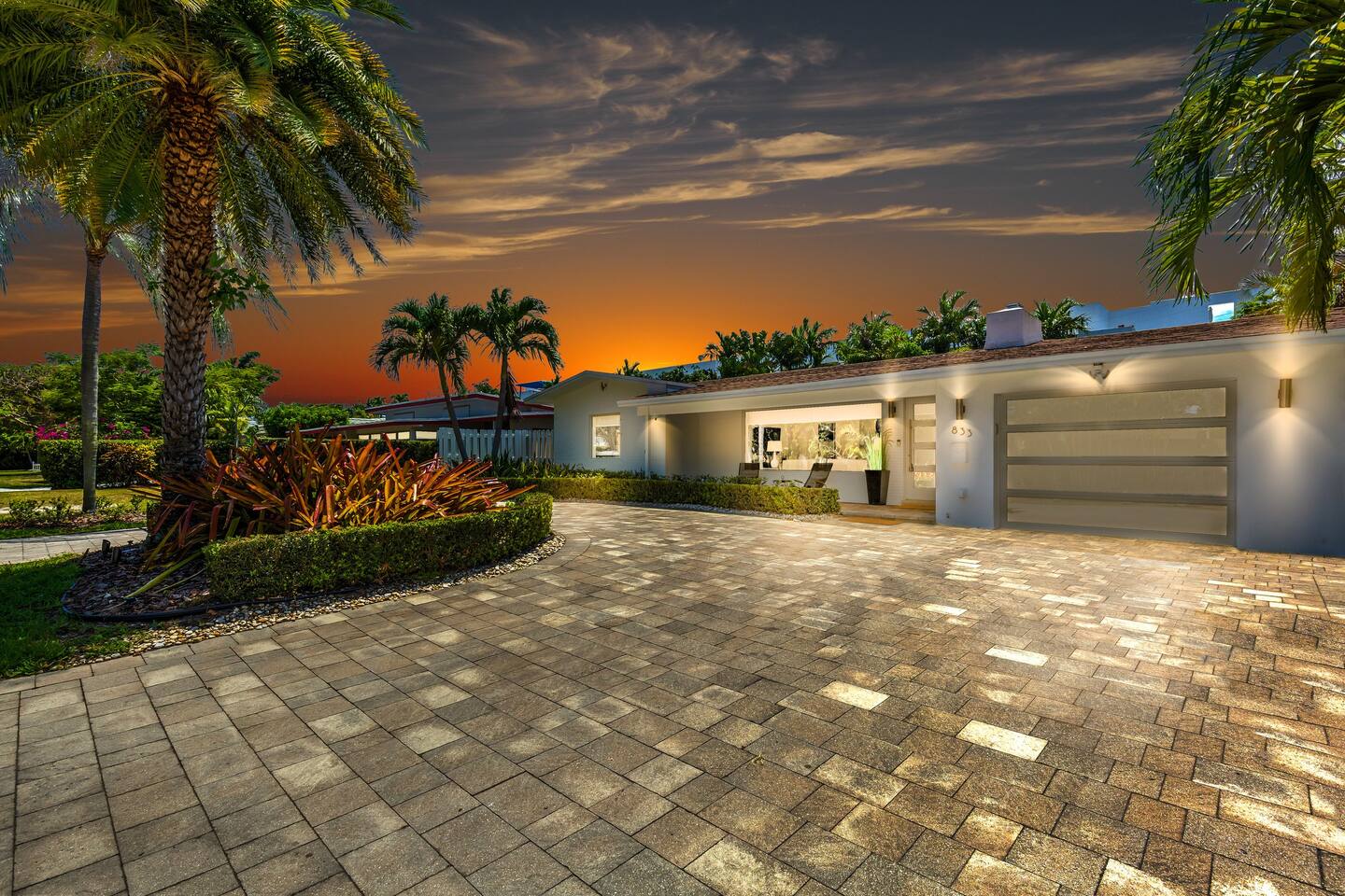 Pool Home w Jacuzzi by Beaches/shopping!
