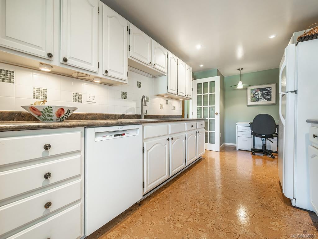 202-2119 Oak Bay Ave