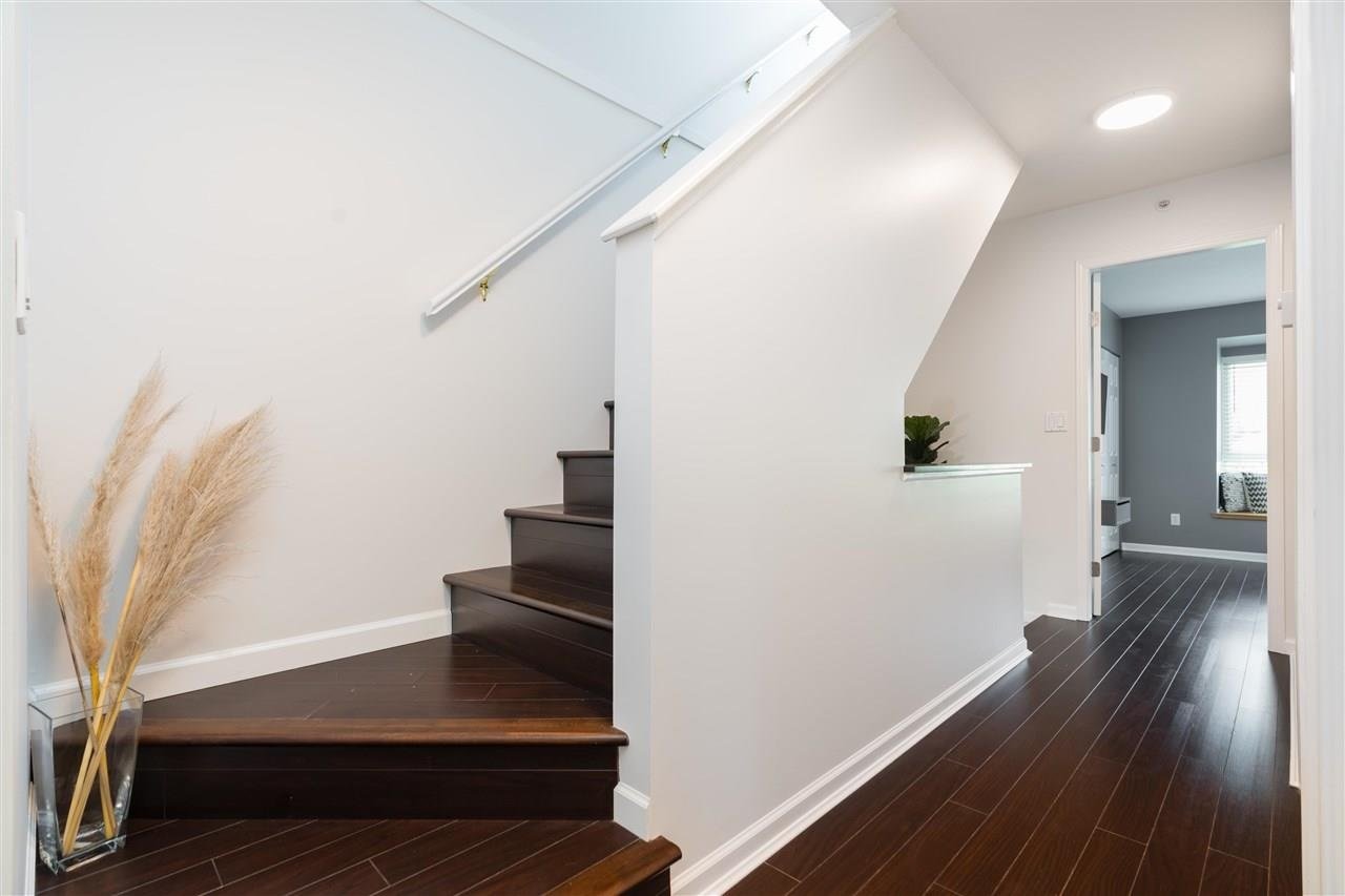 104-6588 Southoaks Cres