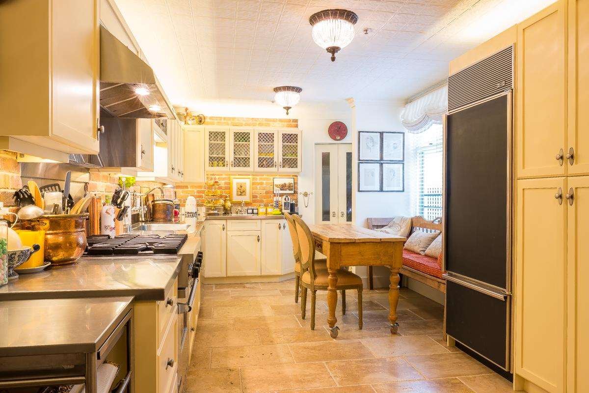 24-1386 Nicola St