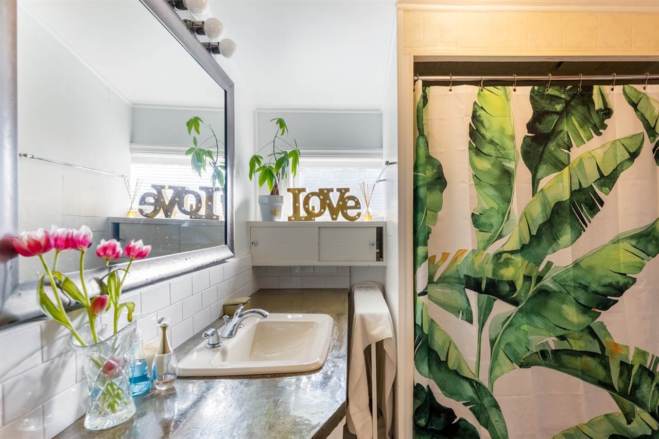 4652 Strathcona Rd