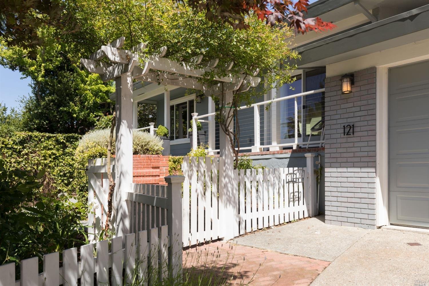 121 Oak Dr