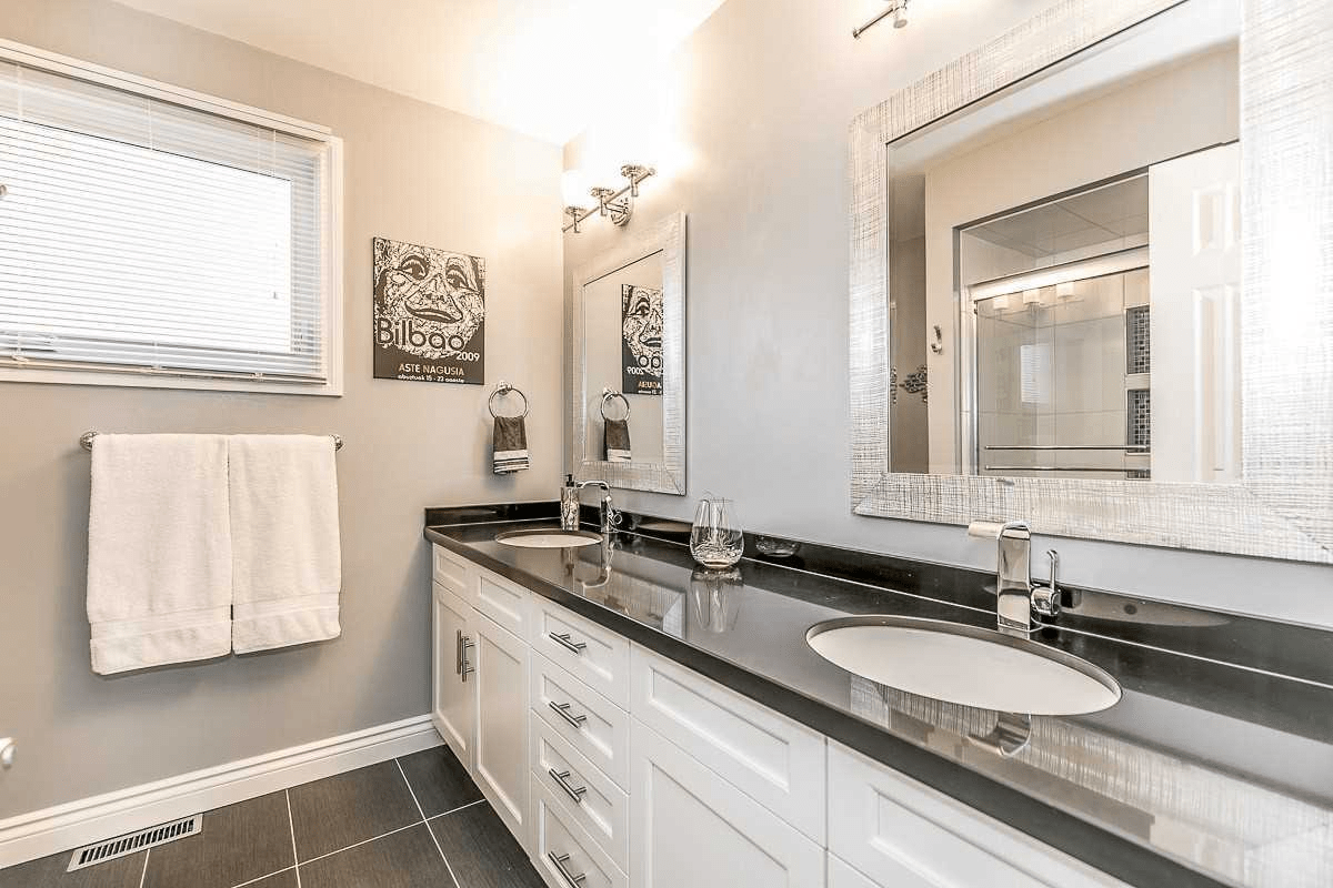 318 W Kennedy St NE