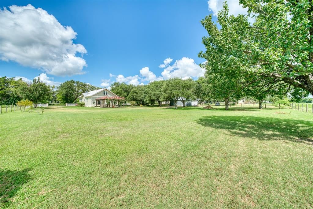 134 Houston St New Ulm, Tx 78950