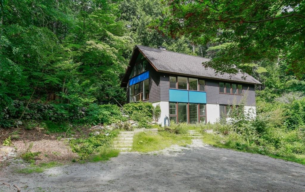 215 The Valley Road