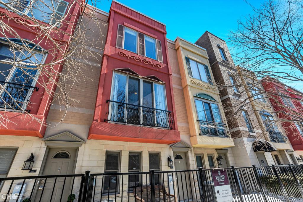 River West Townhome: 527 N Peoria