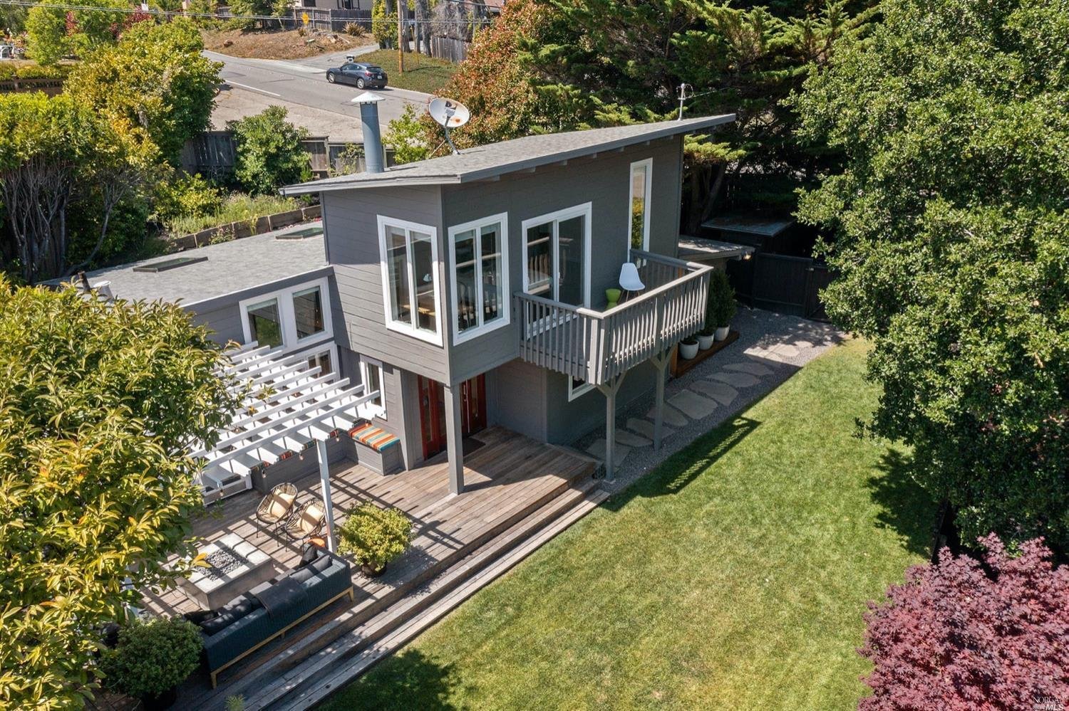 2 Cedarwood Ln