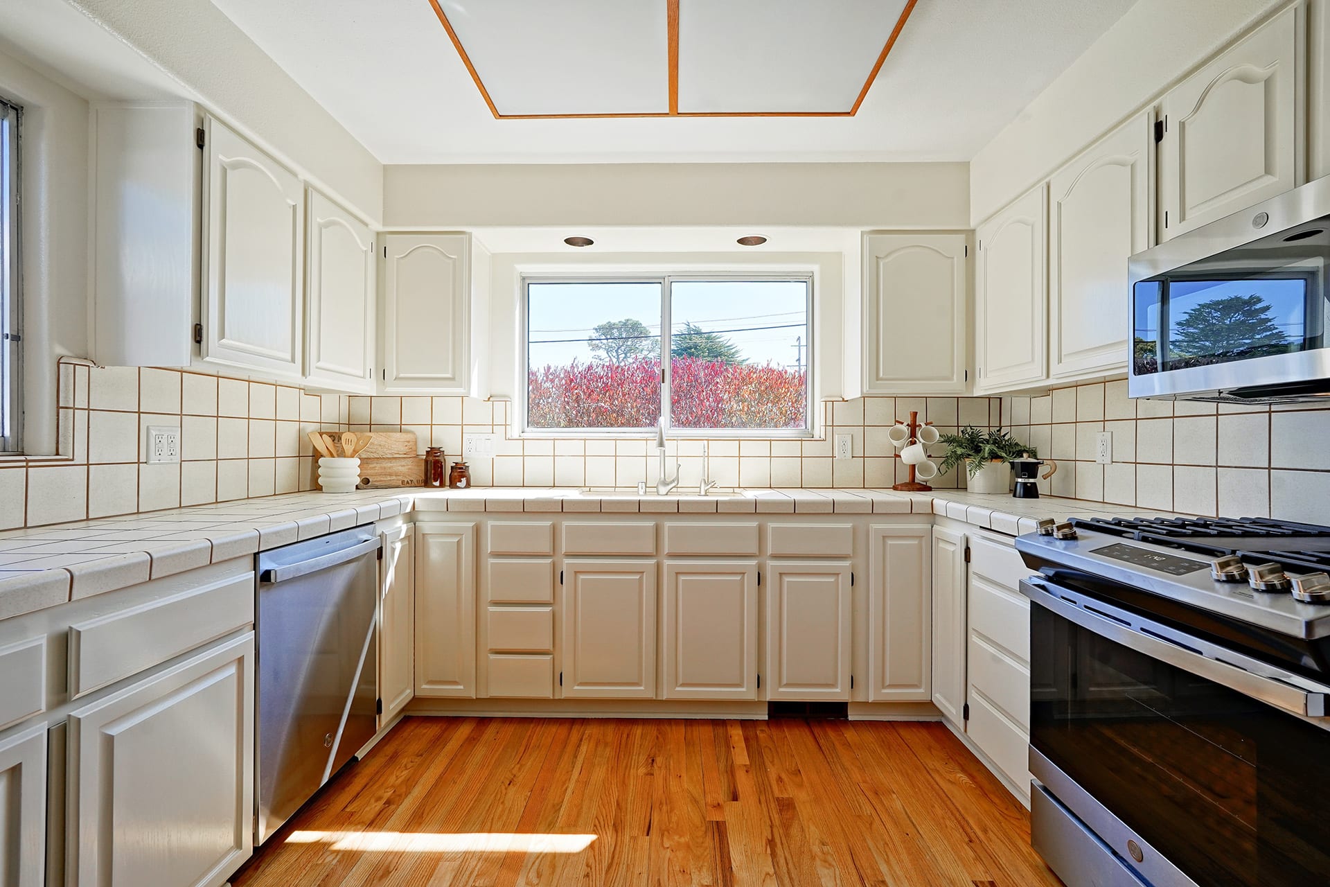 Pacific Grove Jewel - 910 Short St