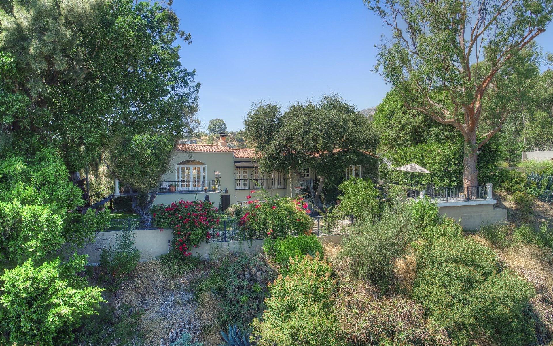  3110 Hollyridge Dr