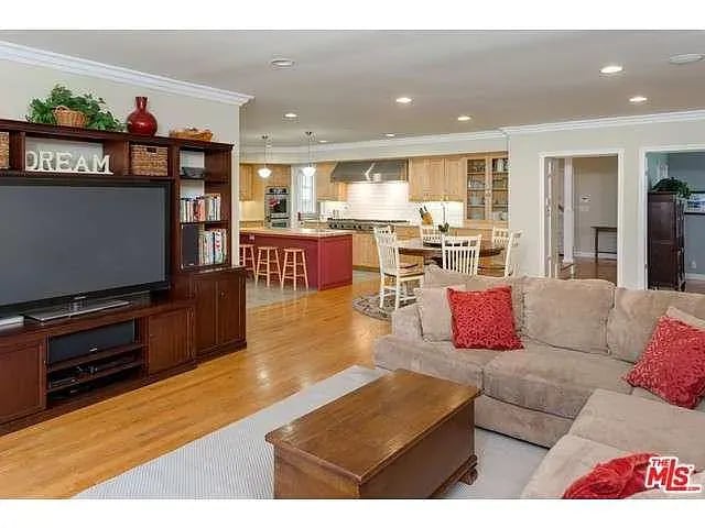 1555 Club View Dr