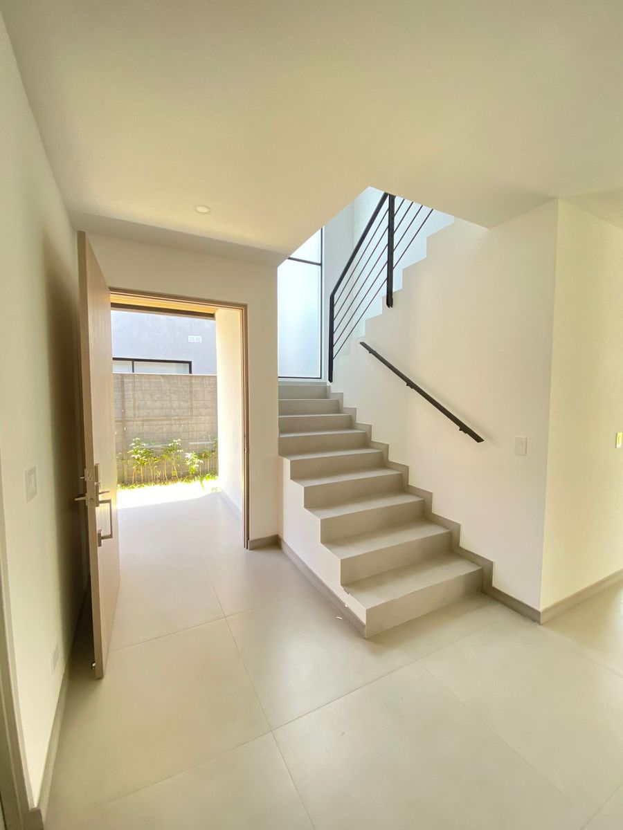 Gated Contemporary Family Home, Santa Ana, San Jose