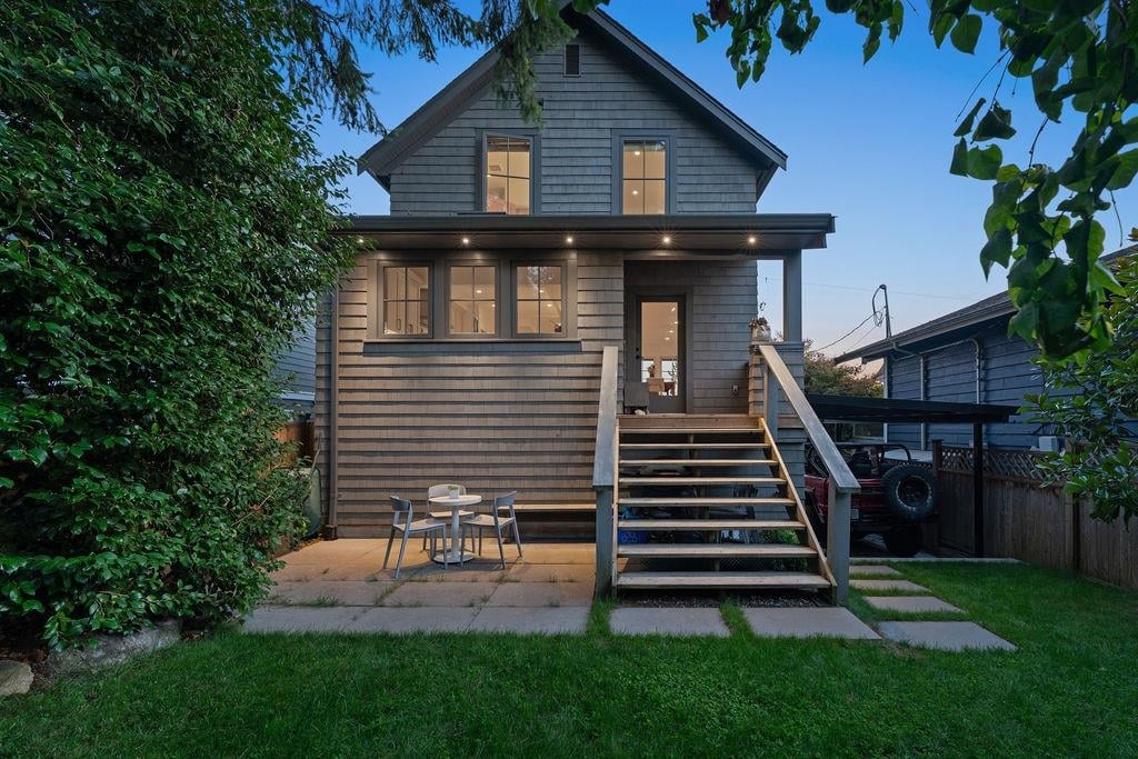 230 E 28 St