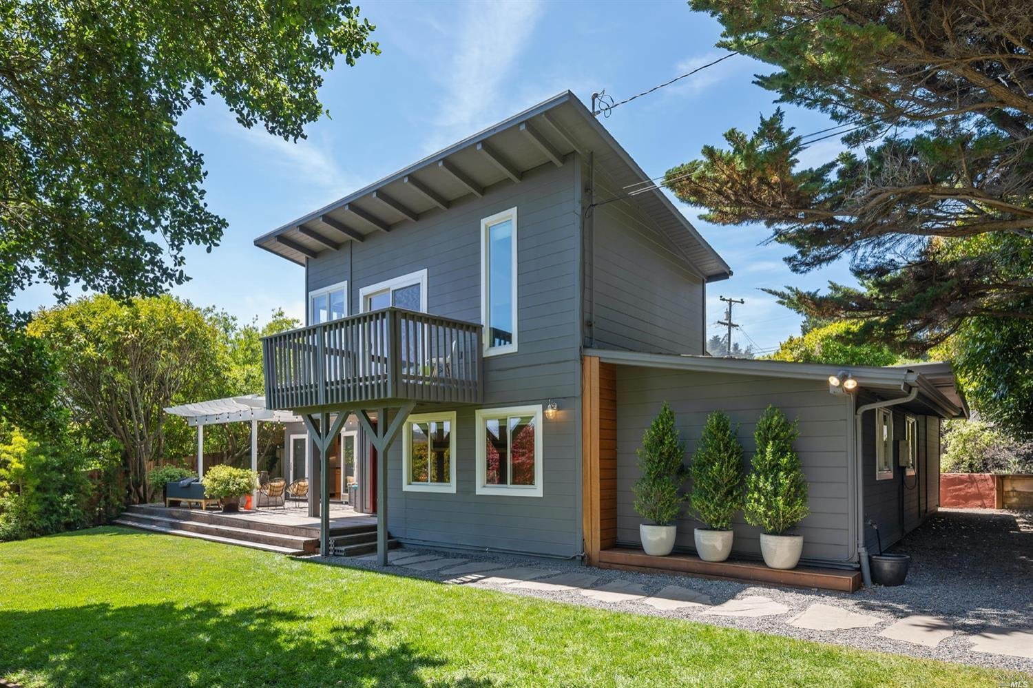 2 Cedarwood Ln