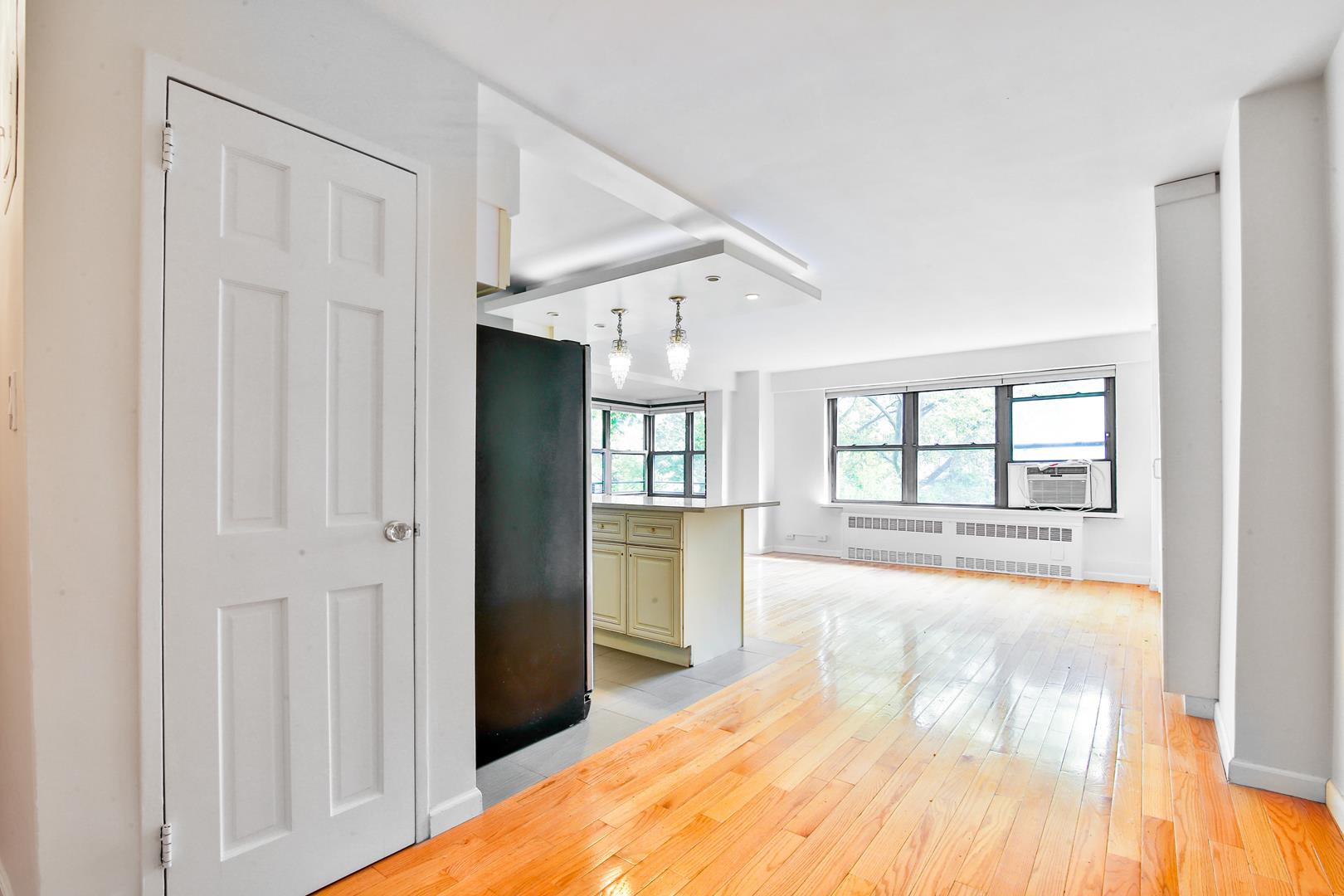 208 East Broadway, Apt J-106