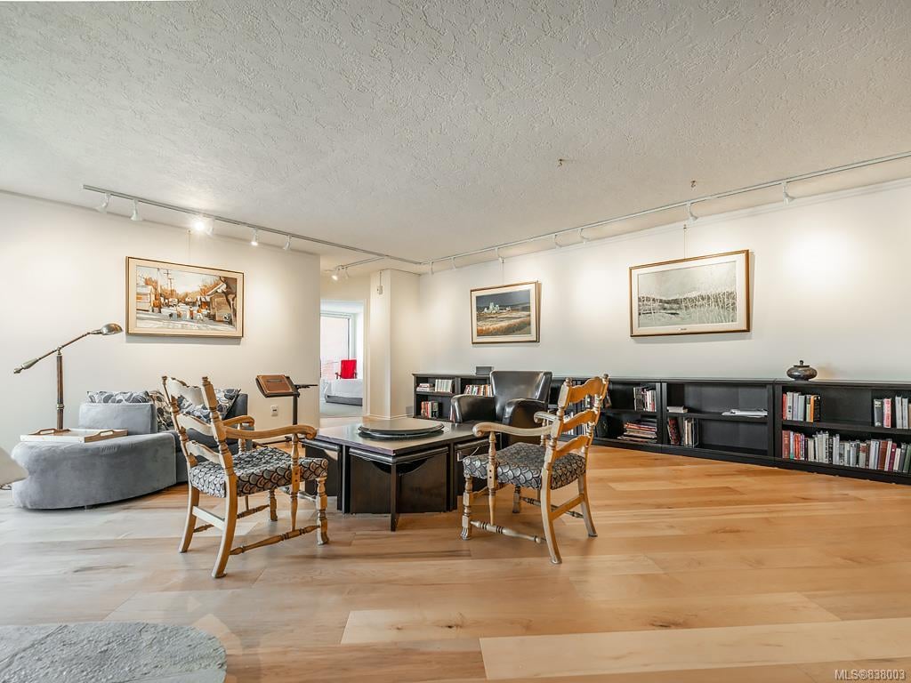 202-2119 Oak Bay Ave