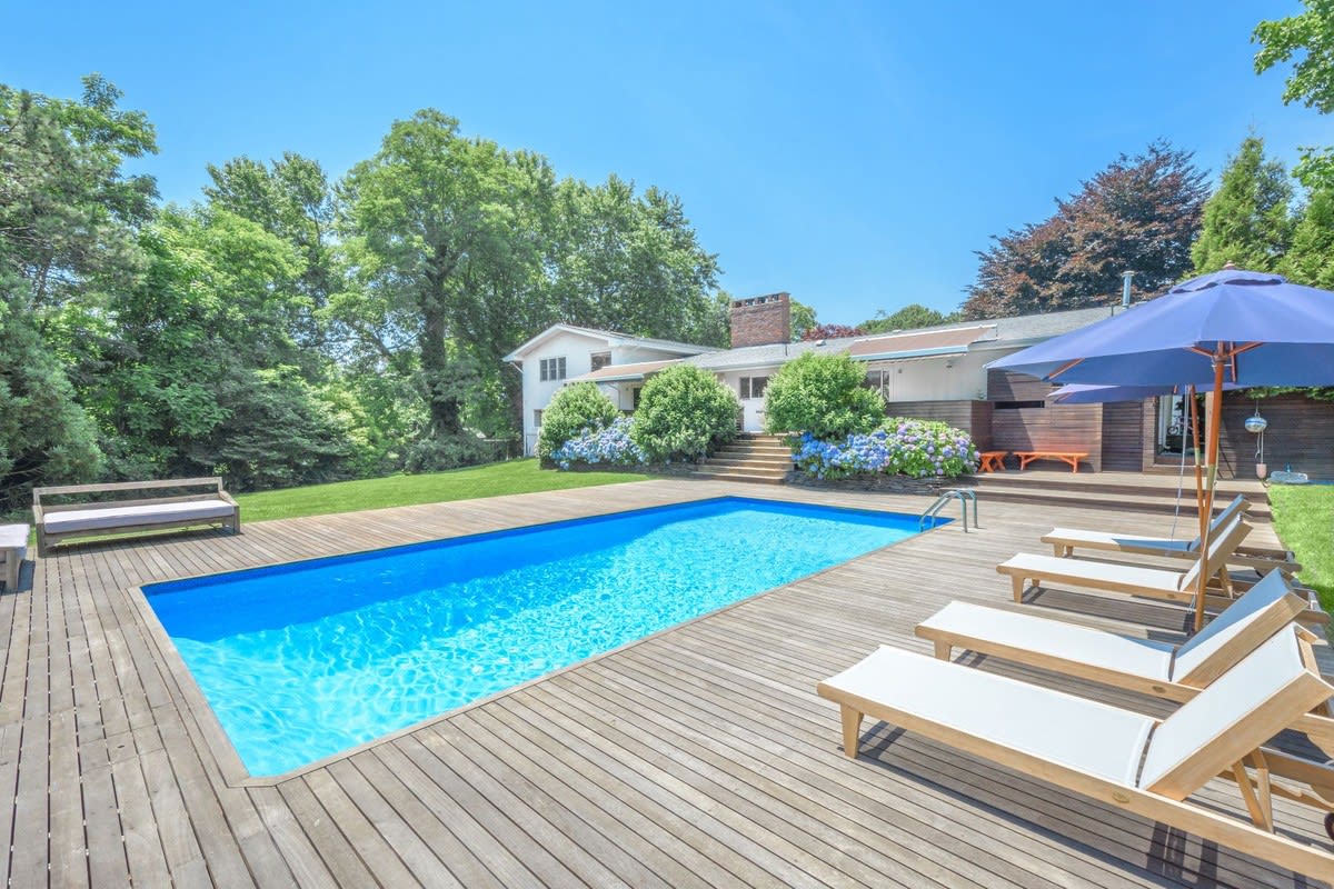 4 Peconic View Court