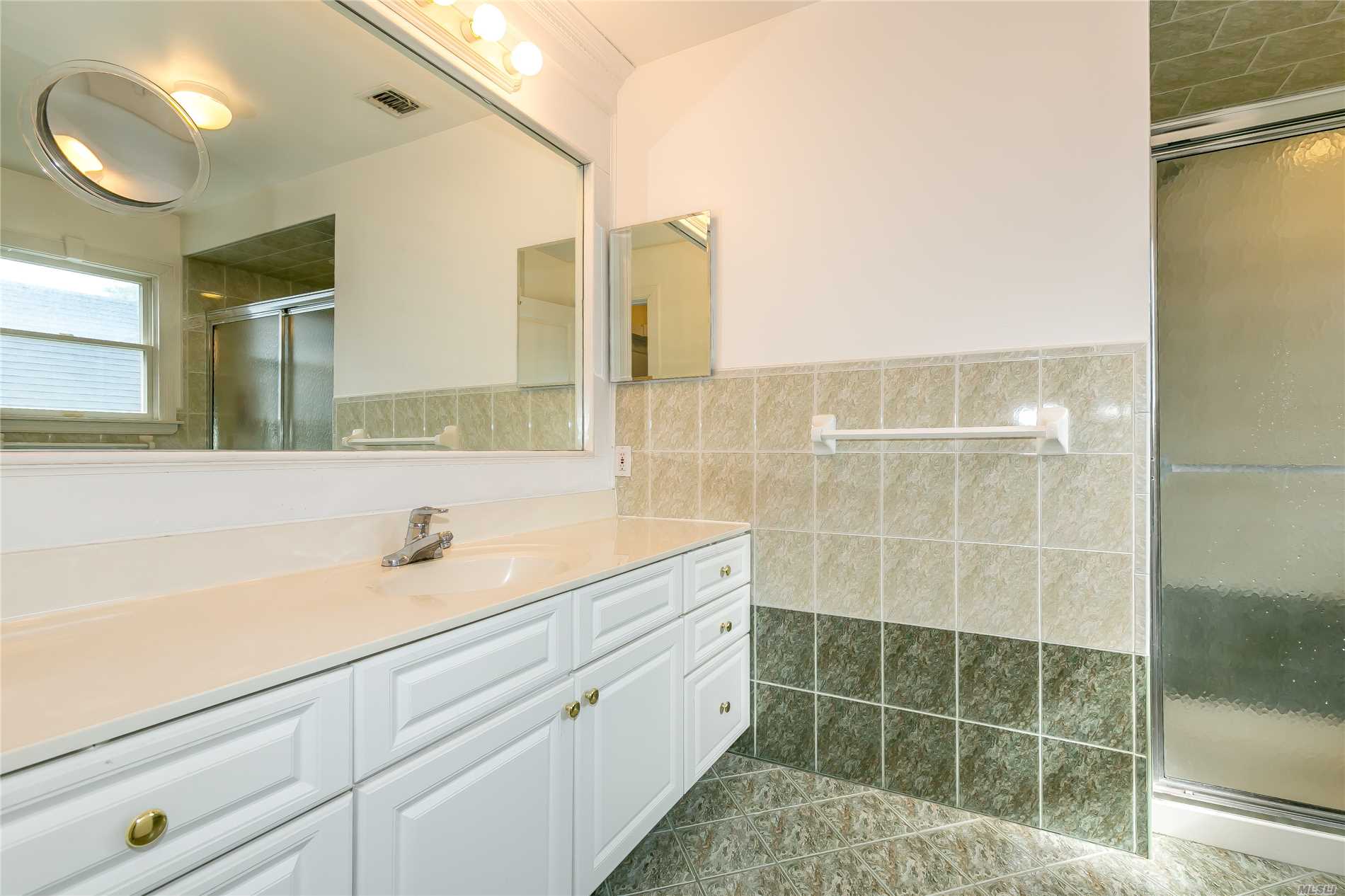 1 Mather Ct, Huntington Station