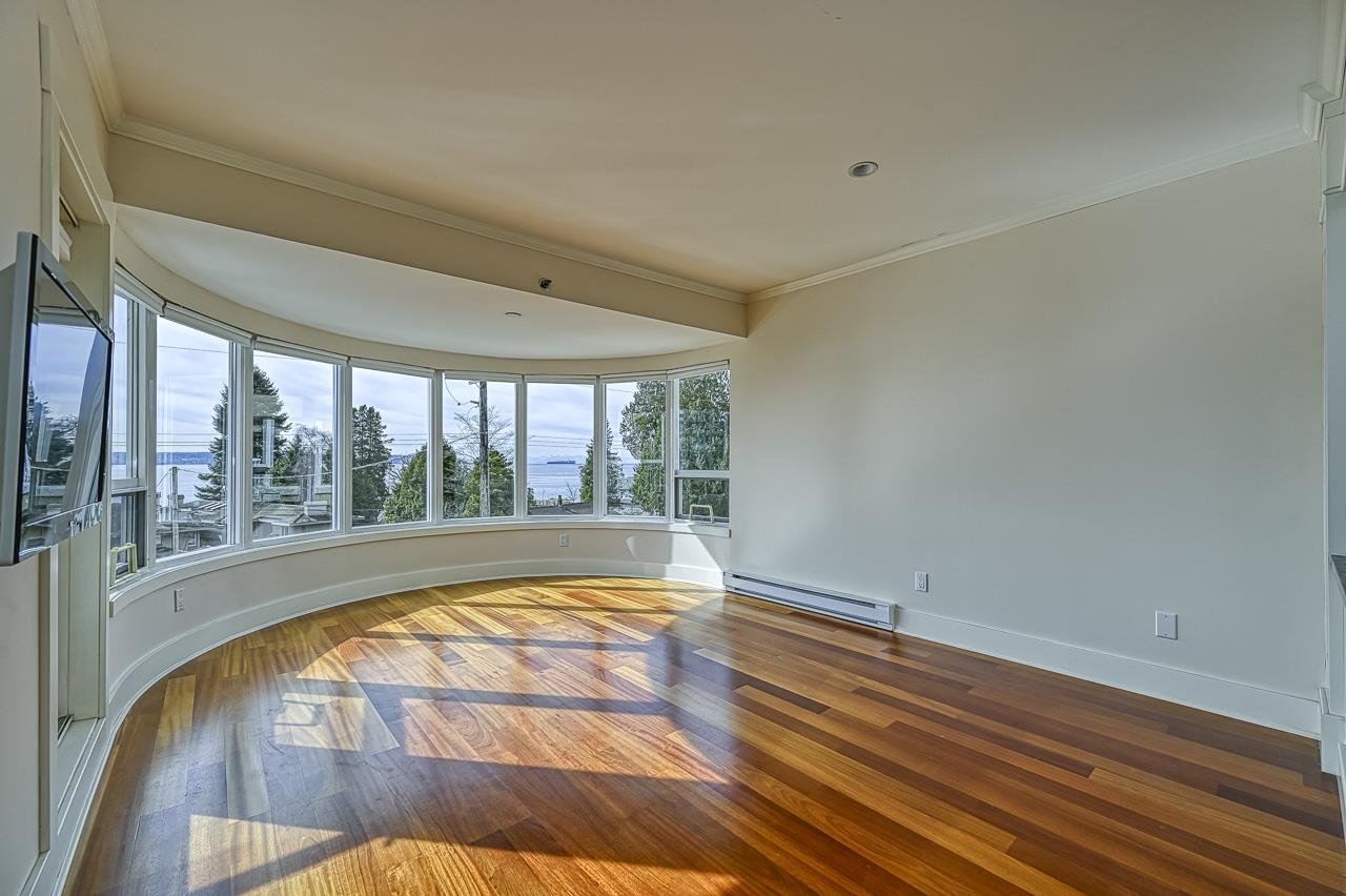 302-2455 Bellevue Ave