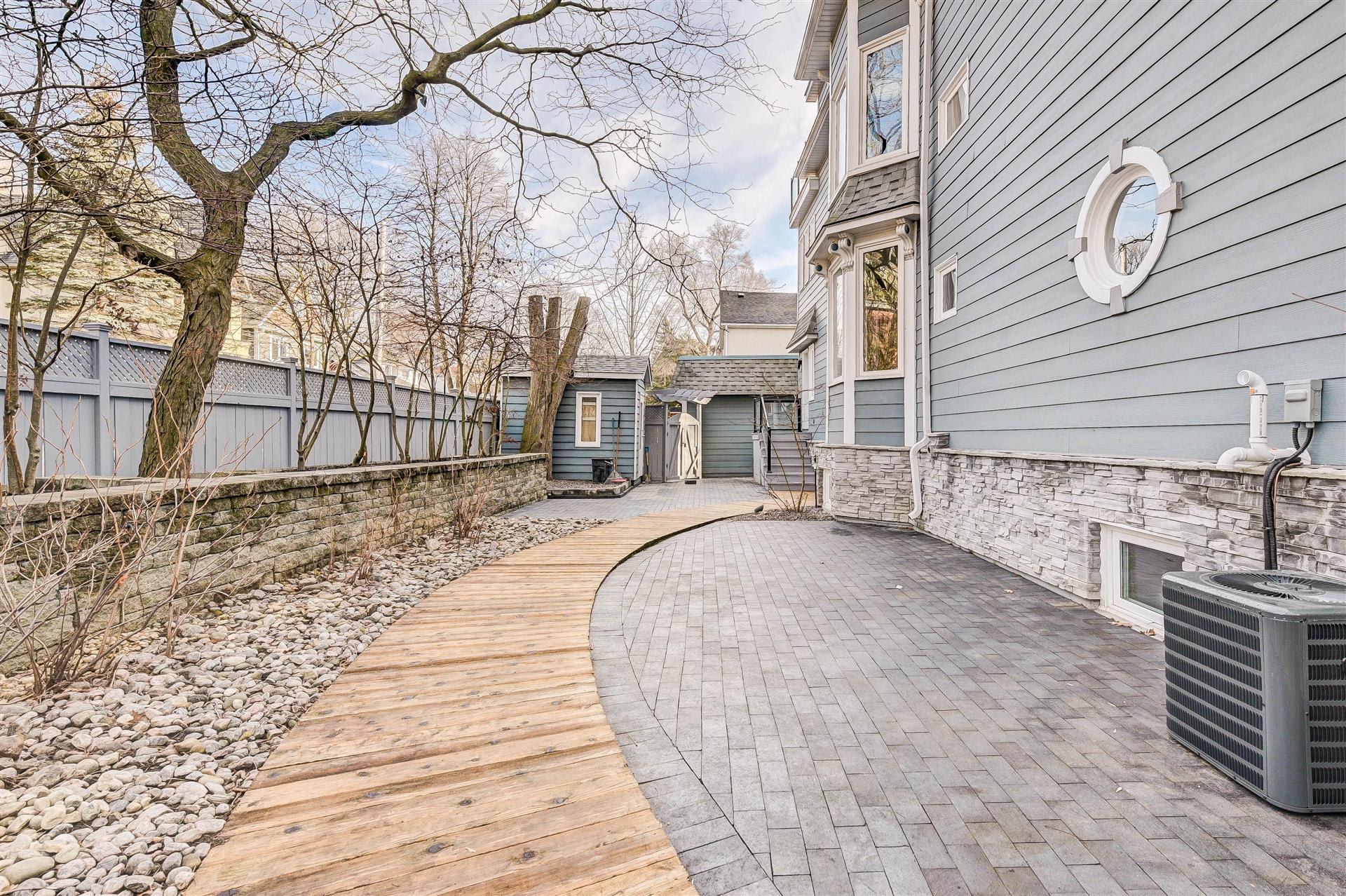 33 Lee Ave 