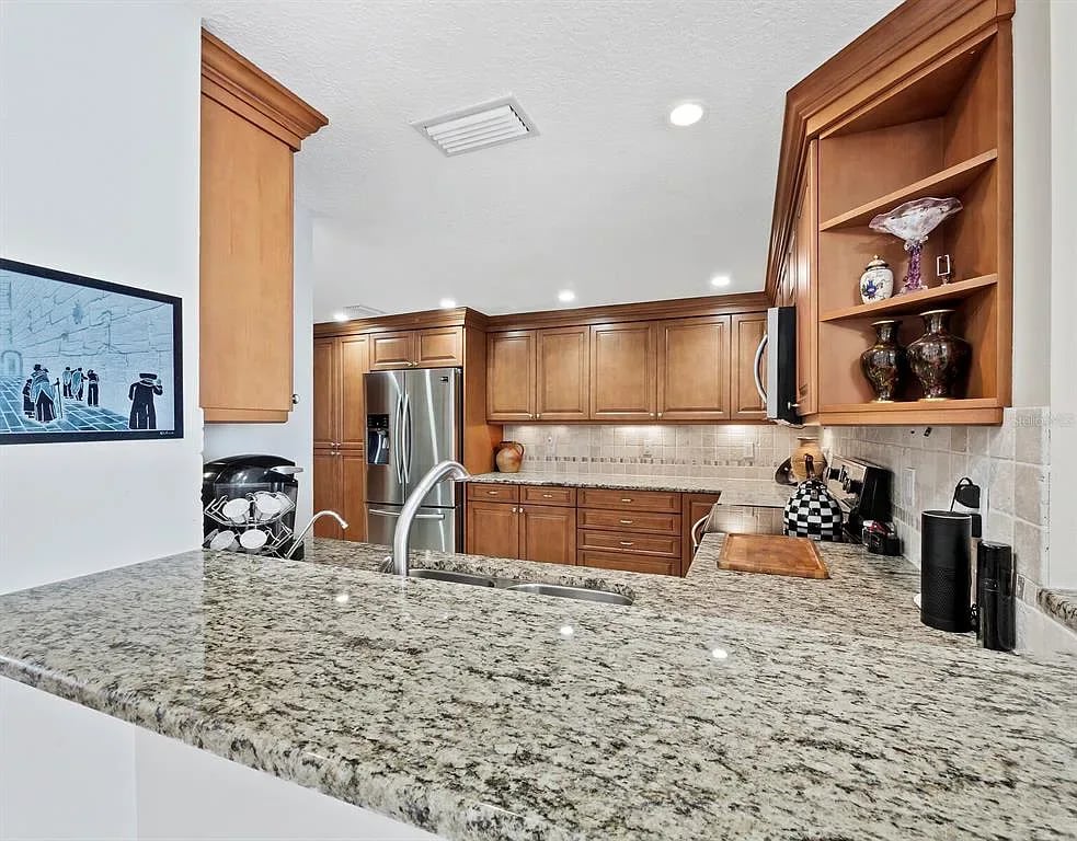 1255 N Gulfstream Ave APT 905