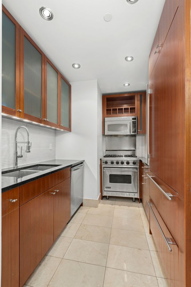 250 East 53rd Street Unit: 601