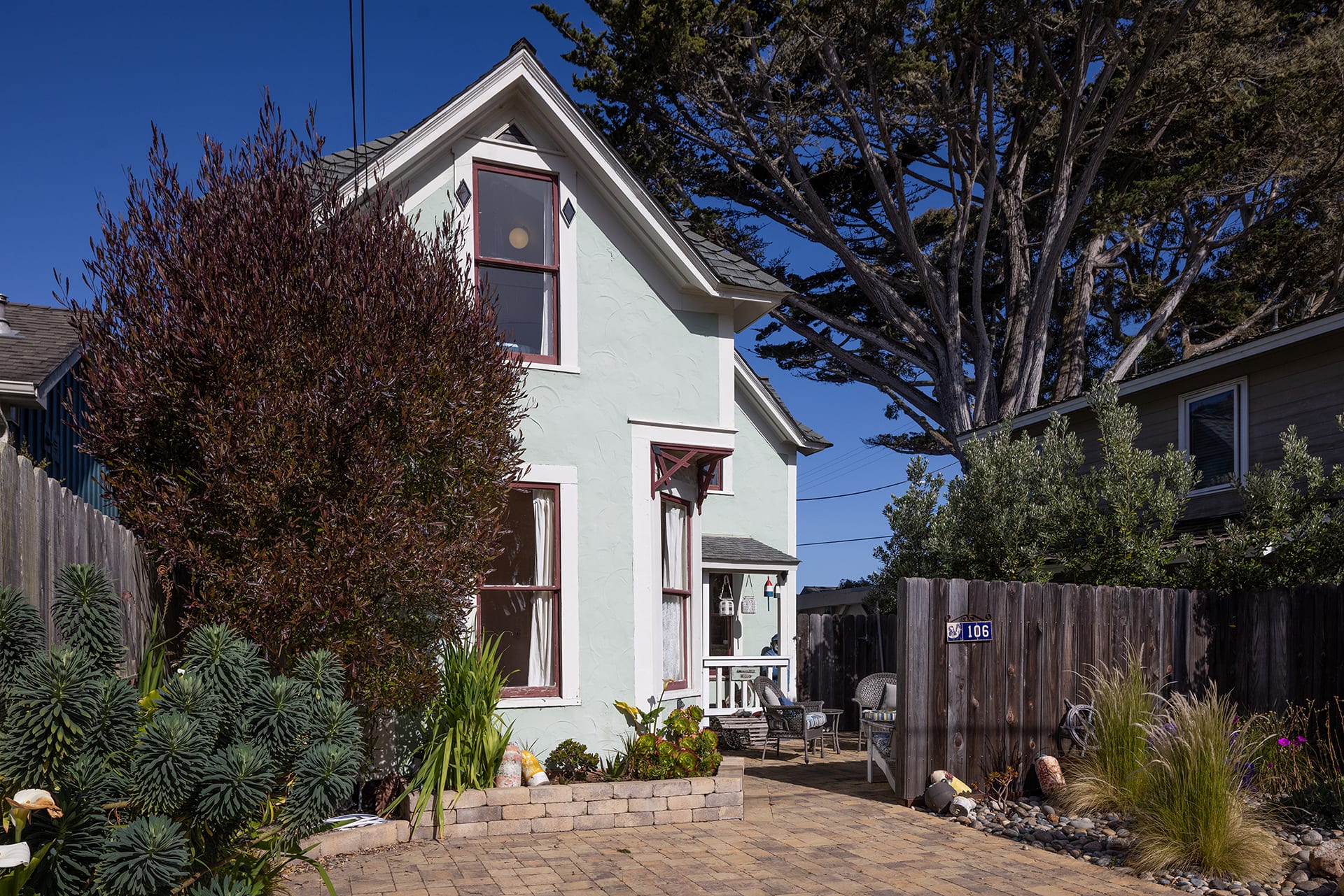 Timeless Victorian Cottage - 106 19th Street