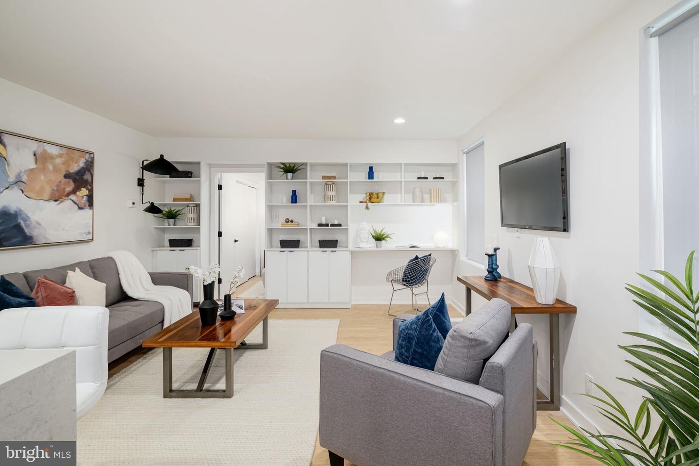 Contemporary Condo in Wash West
