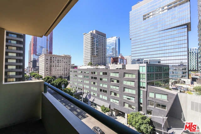 600 W 9TH ST Apt 807