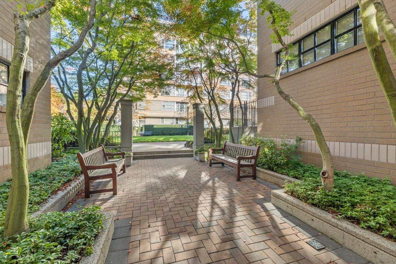 210-2175 Salal Dr