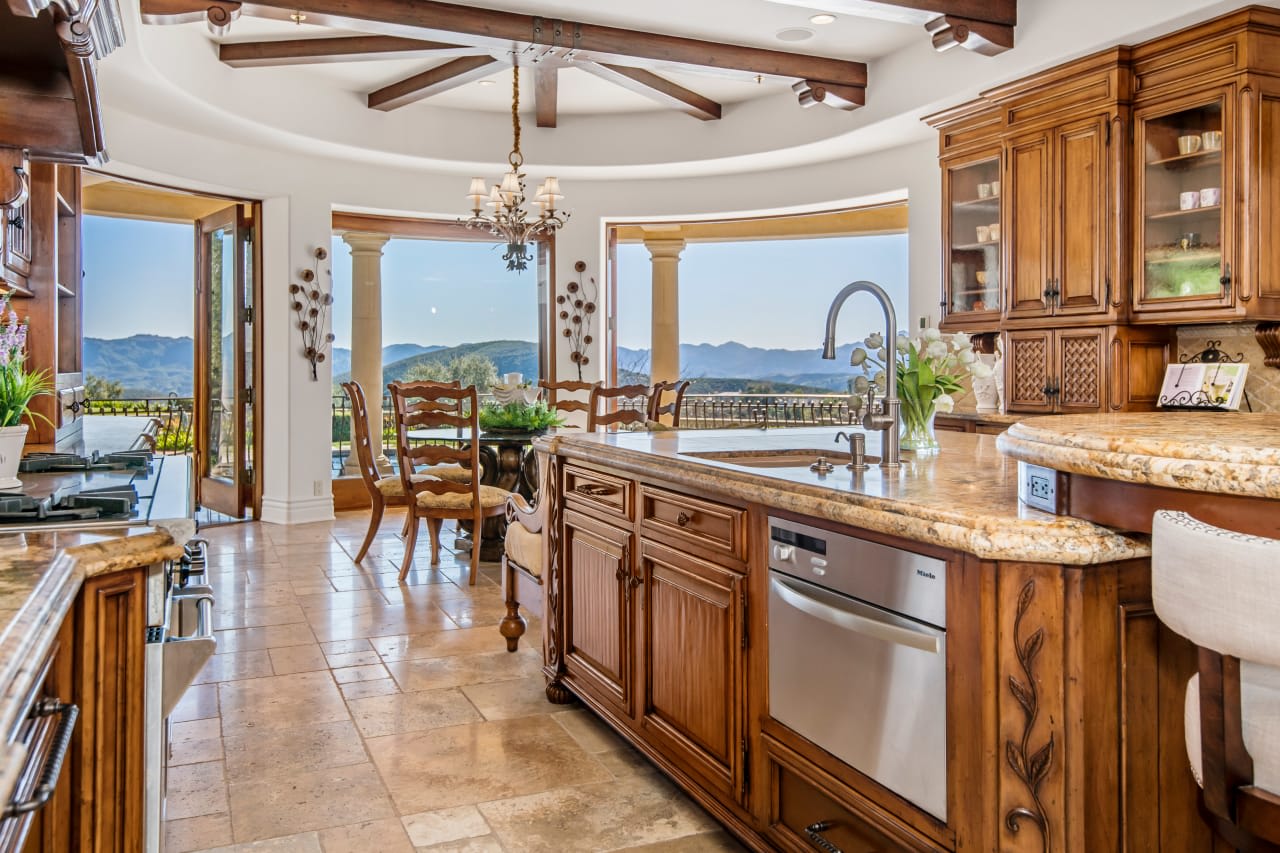 1233 Woodland Grove Ct, Calabasas Real Estate