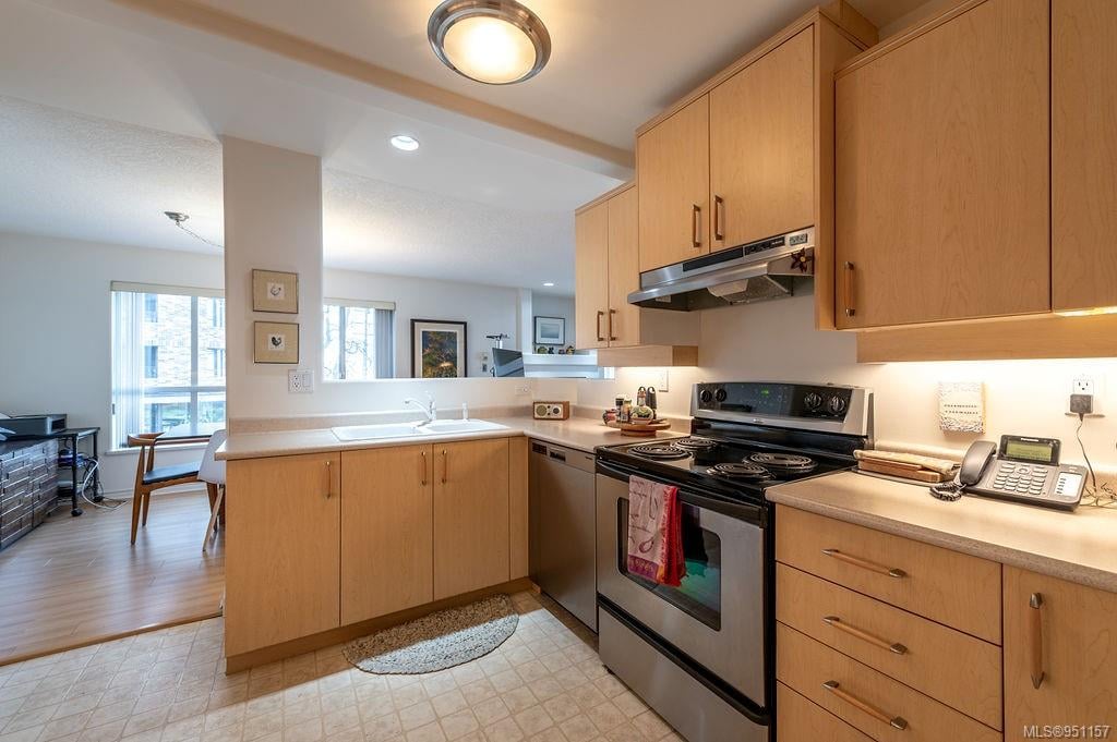 202-1225 Fort St
