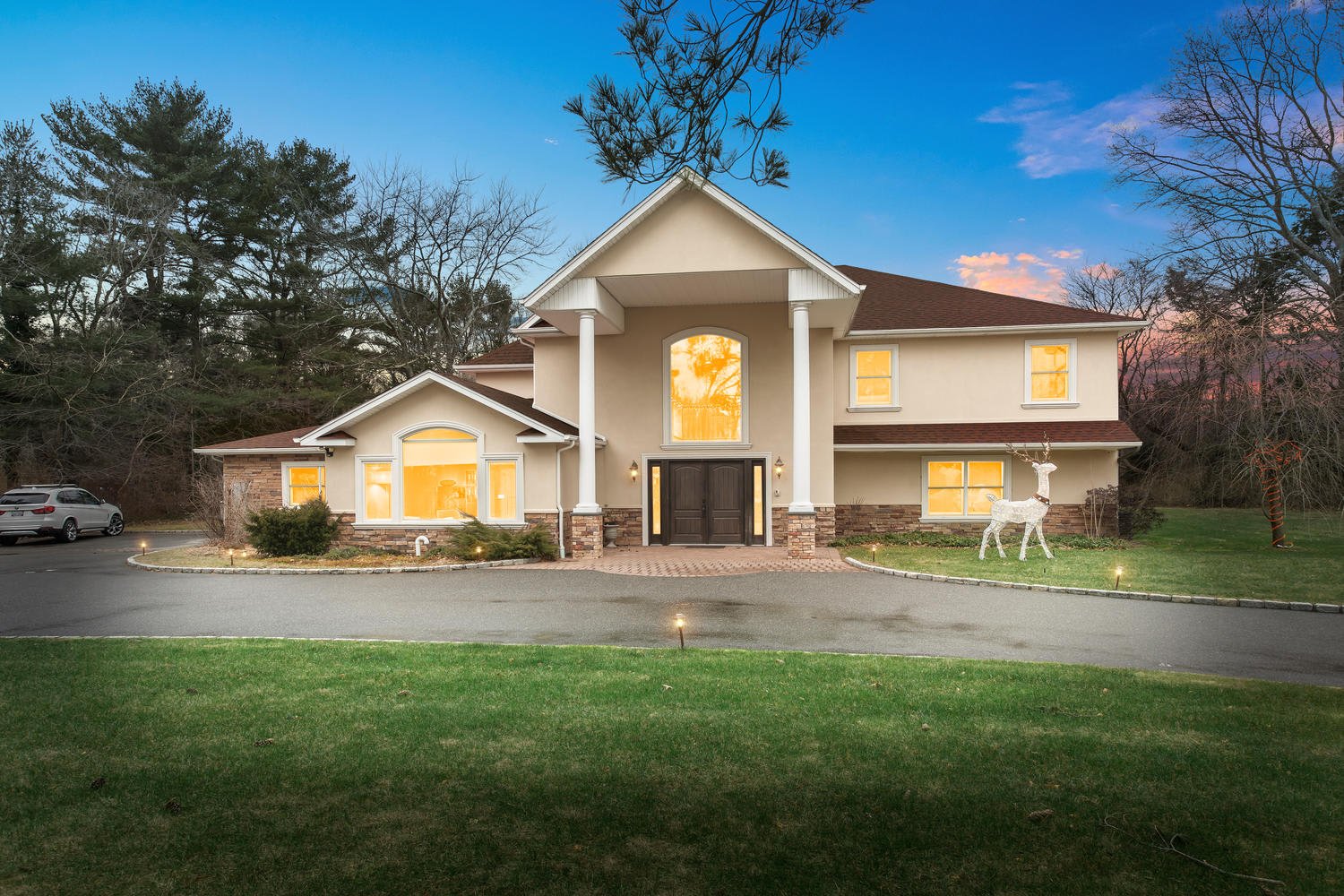 195 Cold Spring Rd, Syosset