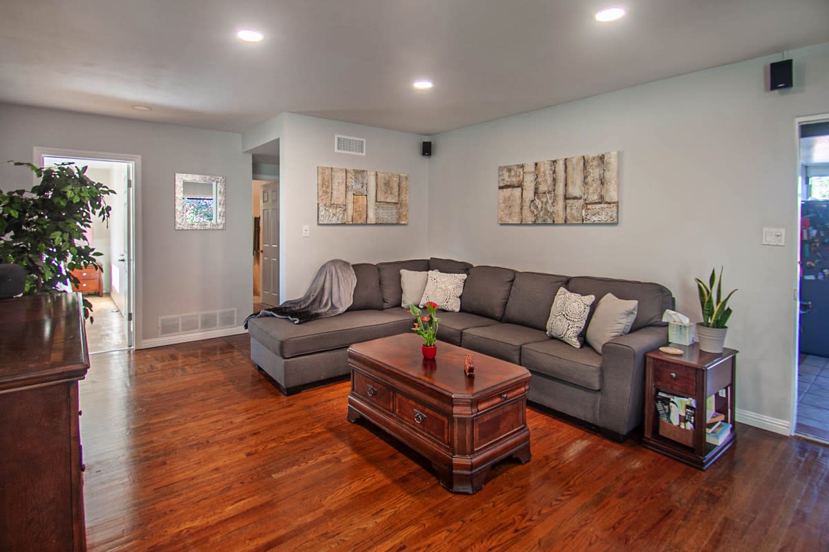 13011 Debby St Valley Glen, CA