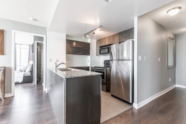 15 Fort York Blvd #1712