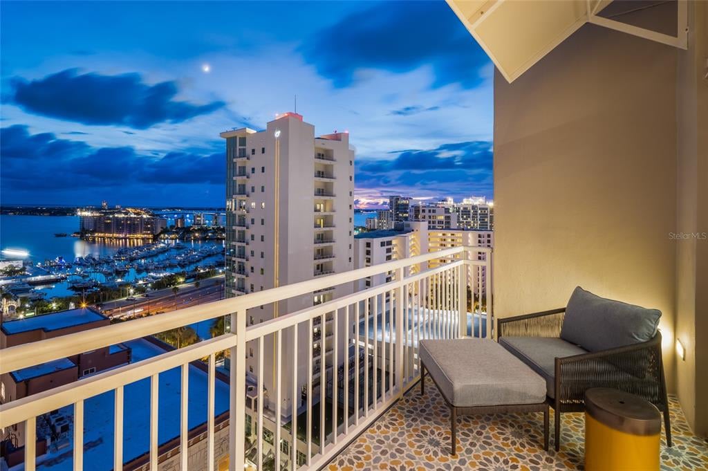 1350 Main St, #1704