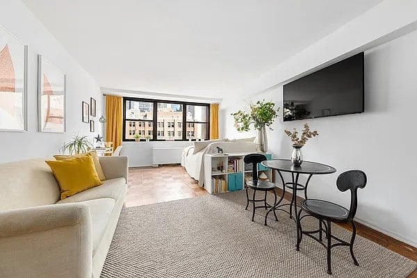 225 E 36TH Street Unit: 15B