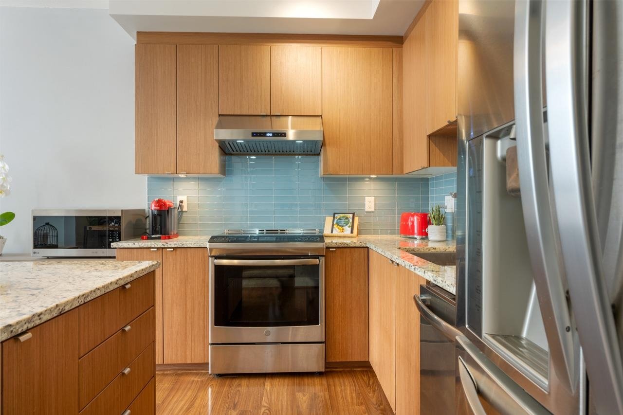 208-735 W 15th St