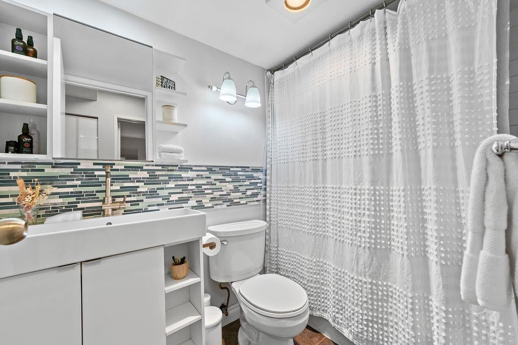 104-1345 W 4th Ave
