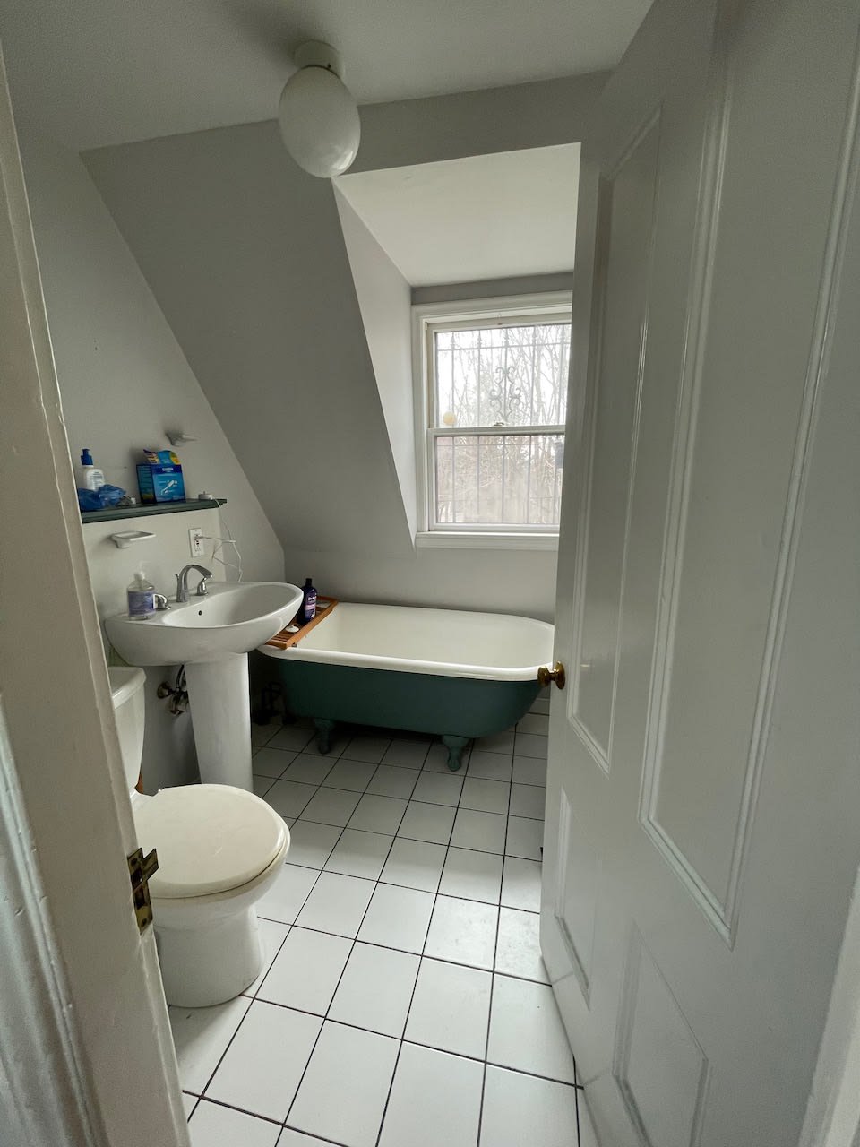 JUNE - Unique Duplex 2 Bedroom 2 Bathroom w/ Roof Access & Common Laundry! 