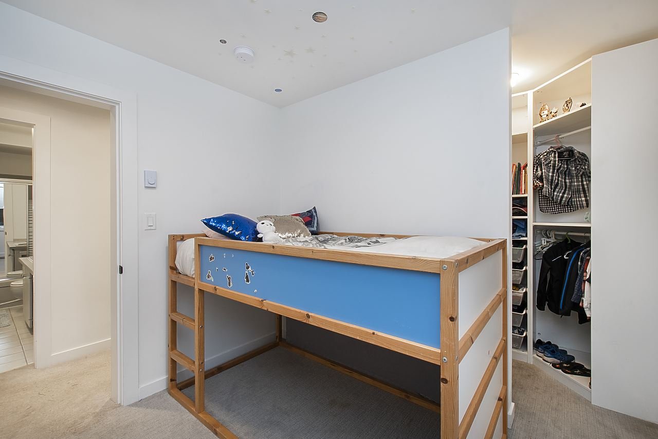 1140 W 17 St