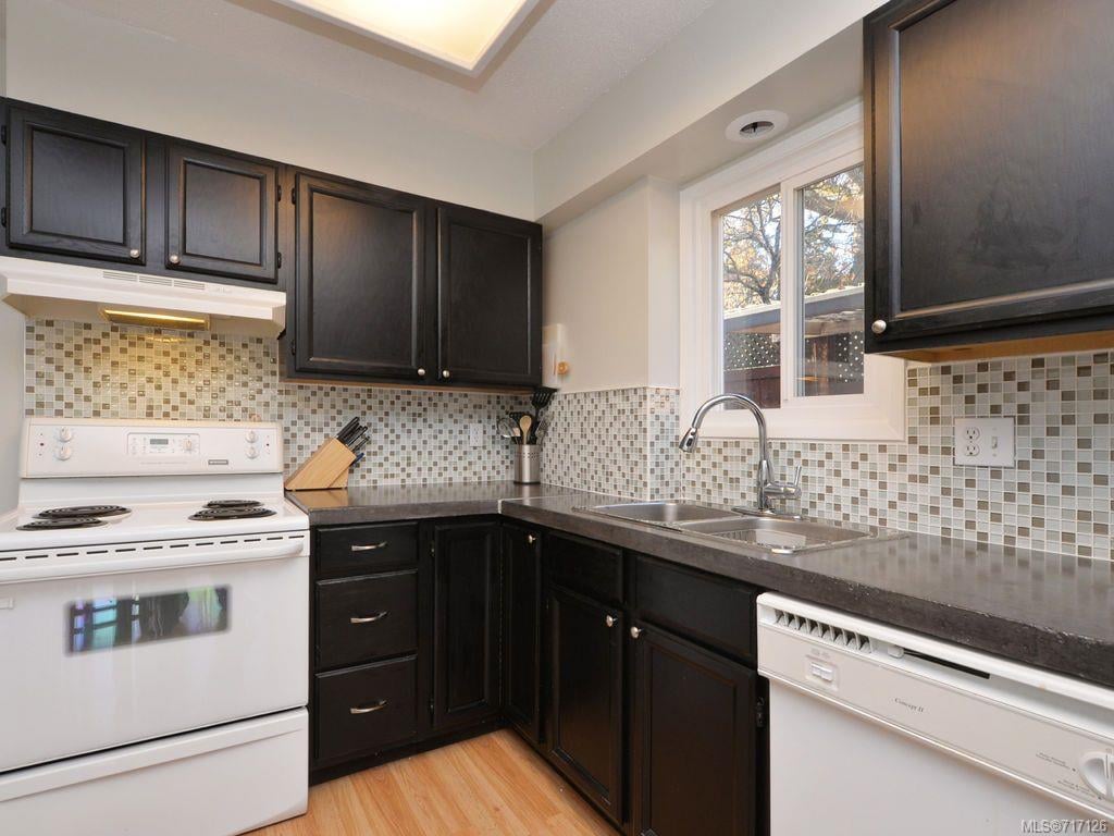 382 Selica Rd, Langford
