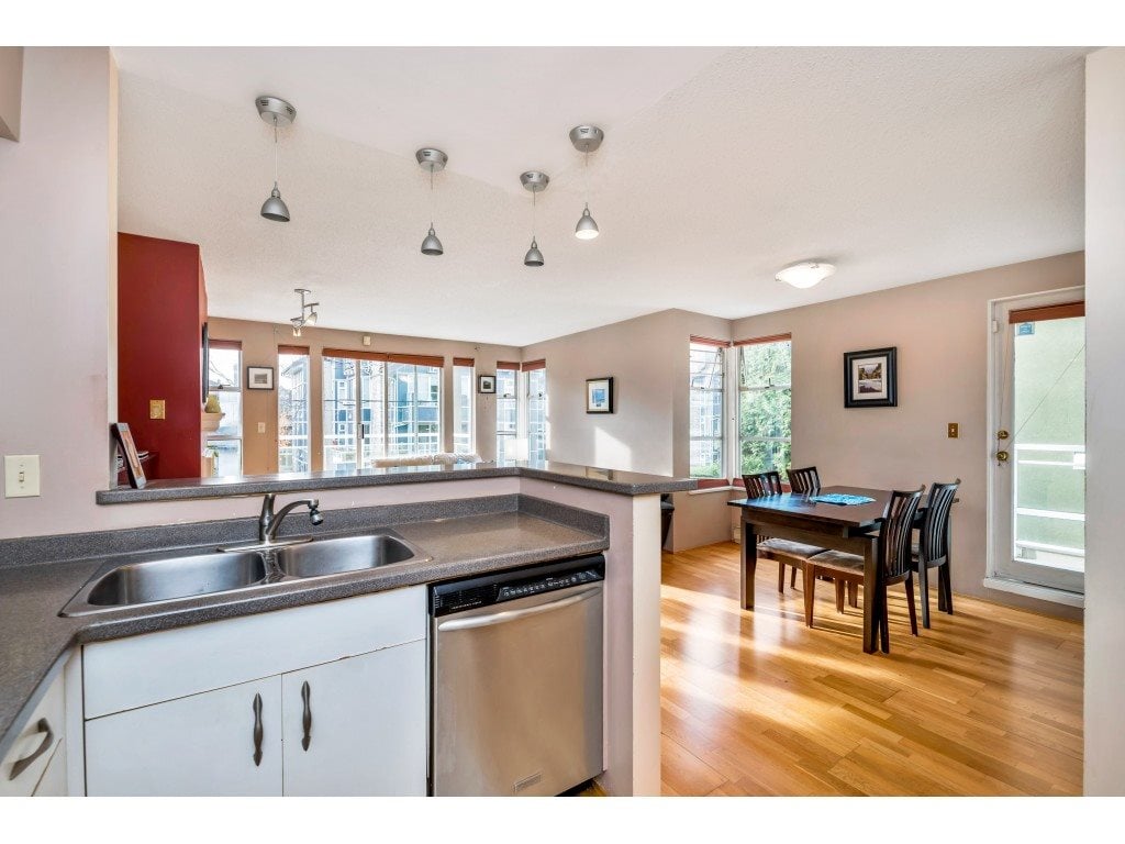 203-838 W 14th Ave