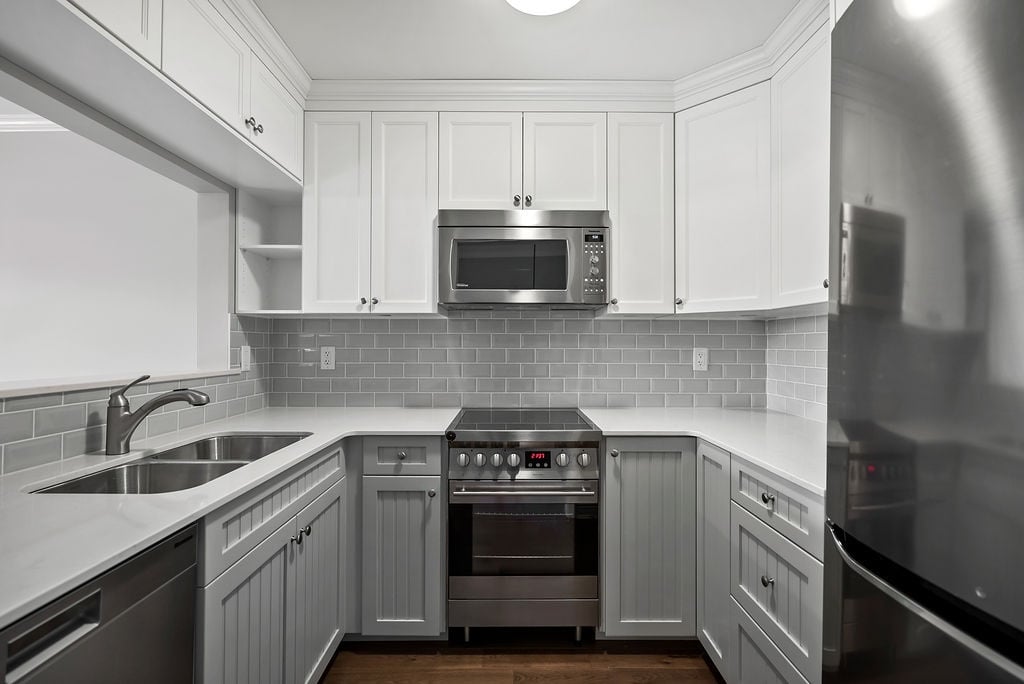 108-3875 W 4th Ave