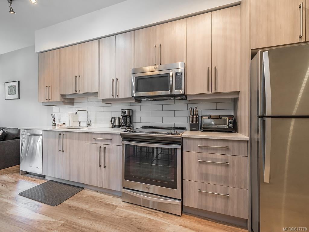 203-595 Pandora Ave