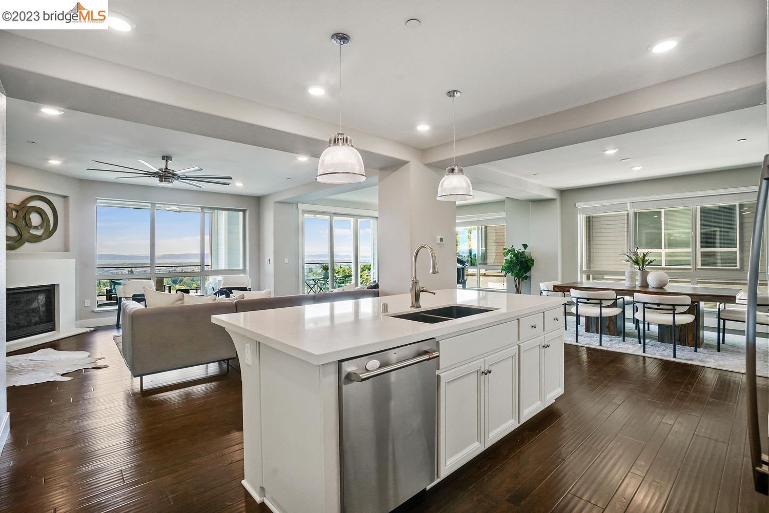 6763 Skyview Dr, Oakland, CA 94605