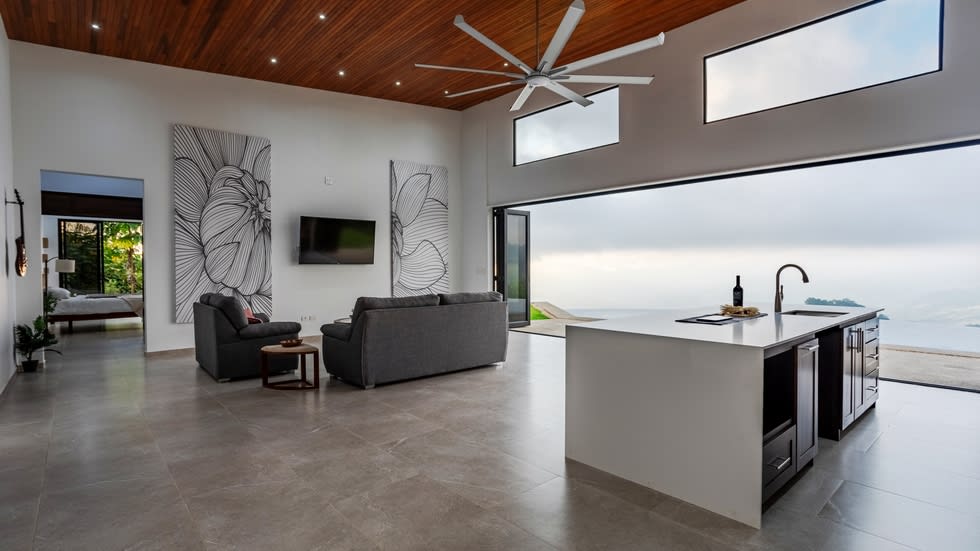 MOUNTAIN HOME WITH SUNSET OCEAN VIEWS